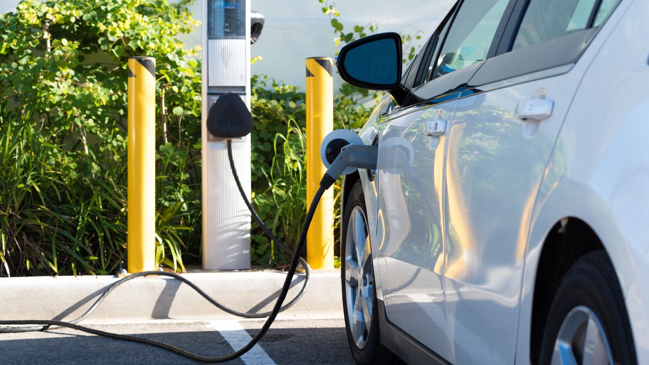 Schemaläggning av laddstationer för elbilar: Automatisering och optimering